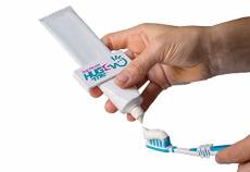 Le presse-tube Hug Me® pour dentifrice, crème et colle vous permettra de bien profiter de tout le contenu de vos tubes. Kit de 1 unité. Modèle au hasa