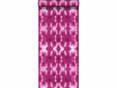 Papier peint motif shibori tie-dye rose intense fuchsia