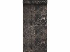 Papier peint sections transversales des troncs d'arbres noir mat et bronze brillant - 347550 - 53 cm x 10,05 m 347550