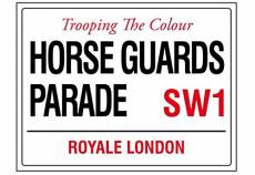 Trooping The Colour Horse Guards Parade Londres Angleterre Street Road Sign Retro Style Shabby Chic Style Vintage encadrée Style Vintage Photo Plaque 