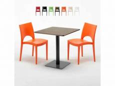 Table carrée 70x70 plateau effet bois avec 2 chaises colorées paris melon