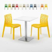 Table carrée 60x60 plateau blanc avec 2 chaises colorées