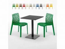 Table carrée 60x60 noire avec 2 chaises colorées gruvyer licorice