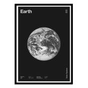 EARTH - Affiche d'art avec Cadre bois noir - 50 x 70 cm