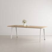 Table rectangulaire New Modern / 220 x 95 cm - Chêne éco-certifié / 10 à 12 personnes - TIPTOE blanc en métal