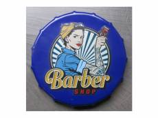 "plaque metal capsule barber avec une pin up 21cm rosie