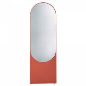 Grand miroir sur pied ovale en bois orange
