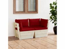 Ambiance cocooning avec ce canapé palette à 2 places de jardin et coussins bois d'épicéa - rouge