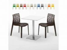 Table carrée 60x60 plateau blanc avec 2 chaises colorées gruvyer hazelnut