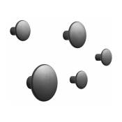 5 Patères rondes en métal noir The Dots - Muuto