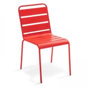 Chaise en métal rouge