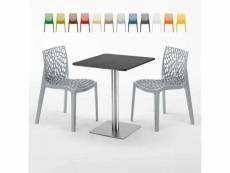 Table carrée 60x60 pied acier et plateau noir avec 2 chaises colorées gruvyer pistachio