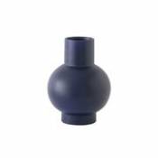 Vase Strøm Small / H 16 cm - Céramique / Fait main - raawii bleu en céramique