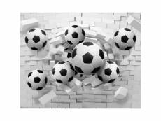 Papier peint walltastic ballons de football 3d noir et blanc qui sortent du mur de briques blanches 305x244 cm