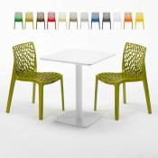 Table carrée 60x60 blanche avec 2 chaises colorées