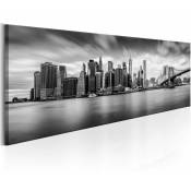 Tableau sur toile décoration murale image imprimée cadre en bois à suspendre New York : ville élégante 135x45 cm