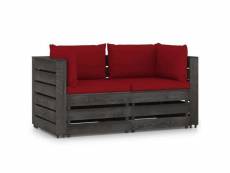 Ambiance cocooning avec ce canapé de jardin 2 places et coussins bois imprégné de gris - rouge