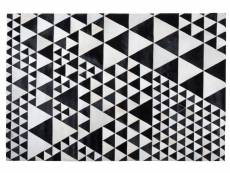 Tapis à motifs triangulaires noir et blanc 140 x 200 cm odemis 75257