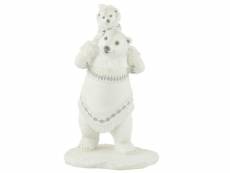 Ours polaires avec son ourson sur ses épaules idéal