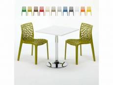 Table carrée blanche 70x70cm avec 2 chaises colorées