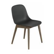 Chaise noire piétement en chêne marron Fiber - Muuto