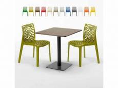 Table carrée 70x70 plateau effet bois avec 2 chaises colorées gruvyer melon