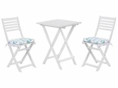 Table et 2 chaises de jardin blanches en bois avec coussins bleus fiji 190552