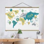 Tableau en tissu avec baguettes de suspension - World Map With Hot Air Balloon - Paysage 2:3 Dimension HxL: 33.5cm x 50cm Matériau: Chêne