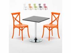 Table carrée noire 70x70cm 2 chaises colorées intérieur