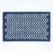 HOMESCAPES Tapis de bain zigzag bicolore antidérapant en 100% coton Bleu, 50 x 80 cm - Bleu