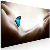 Tableau femme et papillon étroit - 135 x 45 cm - Bleu