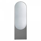 Grand miroir sur pied ovale en bois gris