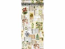 Papier peint intissé xxl pages d'un livre botanique avec fleurs et plantes beige crème clair, vert, marron et jaune ocre - 158825 - 0,465 x 8,37 m 158