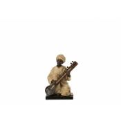 Jolipa - Homme assi avec instrument en résine marron