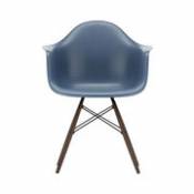 Chaise DAW - Eames Plastic Armchair / (1950) - Pieds bois foncé - Vitra bleu en plastique