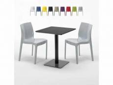 Table carrée 60x60 noire avec 2 chaises colorées