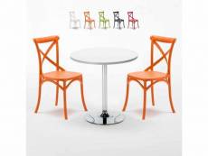 Table ronde blanche 70x70cm avec 2 chaises colorées intérieur bar café vintage long island