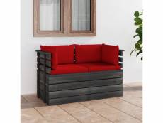Ambiance cocooning avec ce canapé palette de jardin 2 places et coussins bois de pin - rouge
