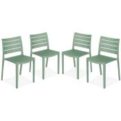 Lot de 4 chaises de jardin en plastique vert de gris.