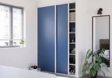 Porte de placard coulissante bleu avec cadre blanc