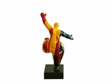 Statue femme jambe levée coulures rouge - jaune h33