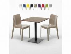 Table carrée 70x70 effet bois avec 2 chaises colorées