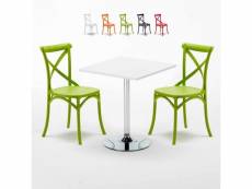 Table carrée blanche 70x70cm 2 chaises colorées intérieur