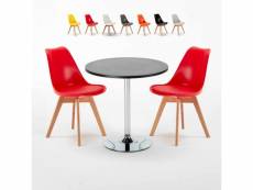 Table ronde noire 70x70cm 2 chaises colorées intérieur bar café nordica cosmopolitan