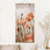 Tableau en tissu avec baguettes de suspension - Poppy Flowers In Summer Breeze - Portrait 2:1 Dimension HxL: 70cm x 35cm Matériau: Chêne