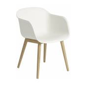 Chaise blanche piétement en bois chêne Fiber - Muuto