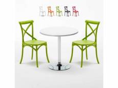 Table ronde blanche 70x70cm avec 2 chaises colorées intérieur bar café vintage long island