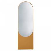 Grand miroir sur pied ovale en bois moutarde