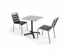 Ensemble table de jardin stratifié beton clair et 2 chaises grises